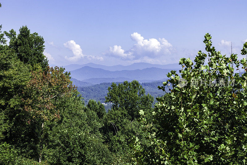 夏季，北卡罗来纳大烟山的阳台景色令人惊叹。大烟山(Great Smoky Mountains)从田纳西州和北卡罗来纳州的边界开始，从那里向美国东南部的东北方向延伸